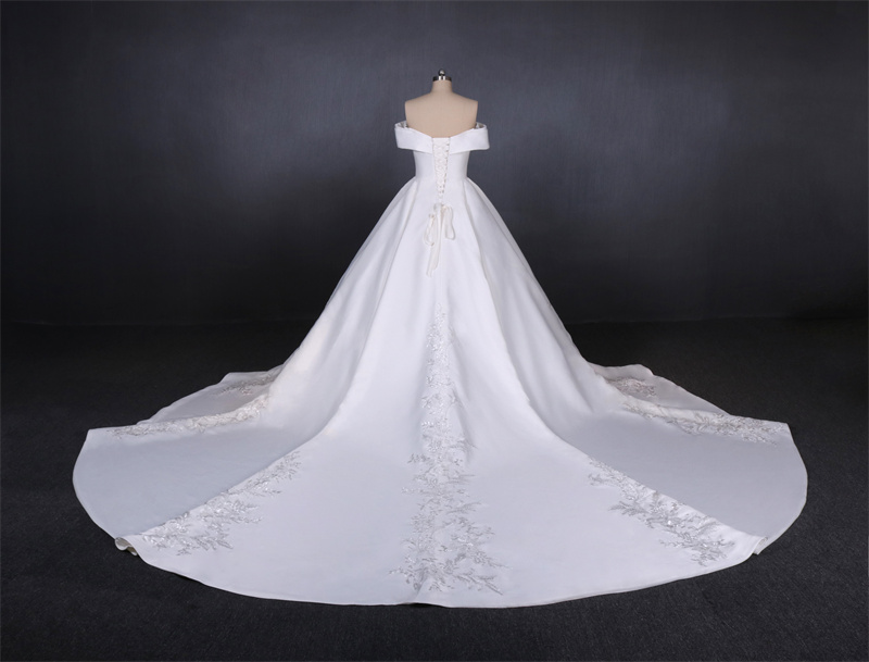 Elegant Beautiful Wedding Dress Sleeveless Appliques Gown A Line Bridal Sweep Train High-end Custom Made Stricpless Gown