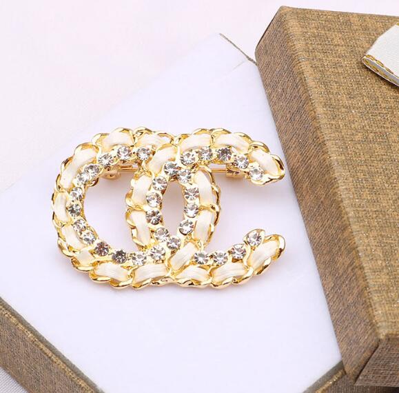 15colors Luxury Design Brooches Small Sweet Wind Women Double Letters Suit Pin Fashion Jewelry Clothing High Quality Accessories