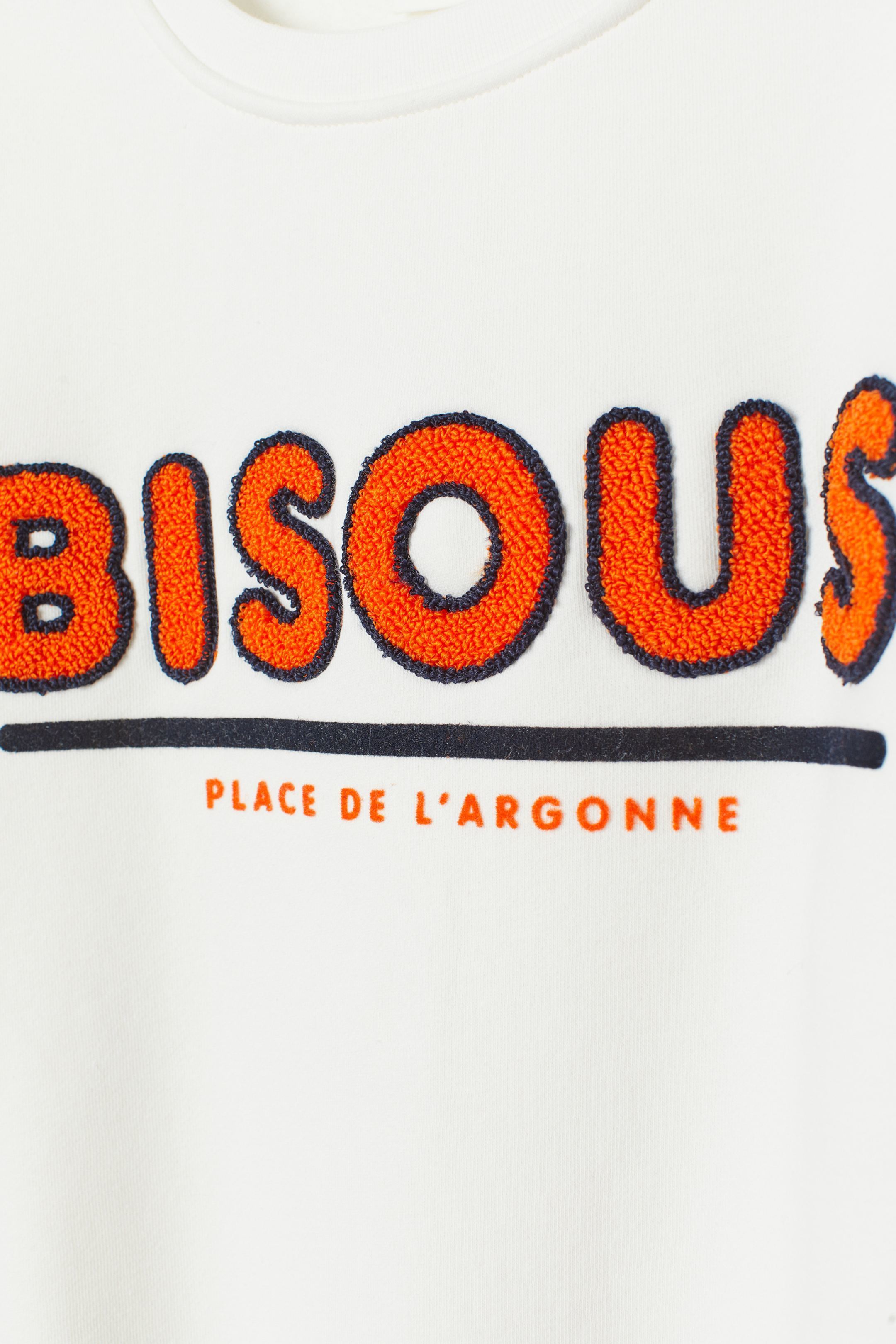 White women sweatshirt fabric soft sweatshirt motif in front and low shoulders slightly wide and long sleeves bisous pattern LJ201103
