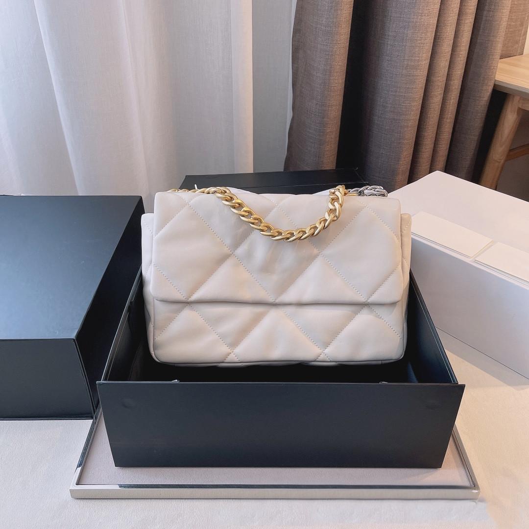 New Arrivals top quality Classic woman hand bags genuine leather flap clutch shoulder small Female package lamb purse gold chain, Red;black
New Arrivals top quality Classic woman hand bags genuine leather flap clutch shoulder small Female package lamb purse gold chain, Red;black