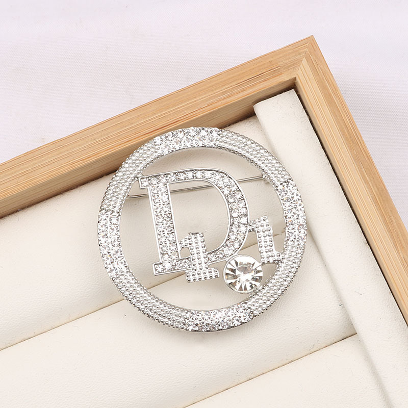 Classic Gold Silver Brand Luxury Desinger Brooch Women Crystal Rhinestone Letters Brooches Suit Pin Fashion Jewelry Clothing Decoration High Quality Accessories
Classic Gold Silver Brand Luxury Desinger Brooch Women Crystal Rhinestone Letters Brooches Suit Pin Fashion Jewelry Clothing Decoration High Quality Accessories