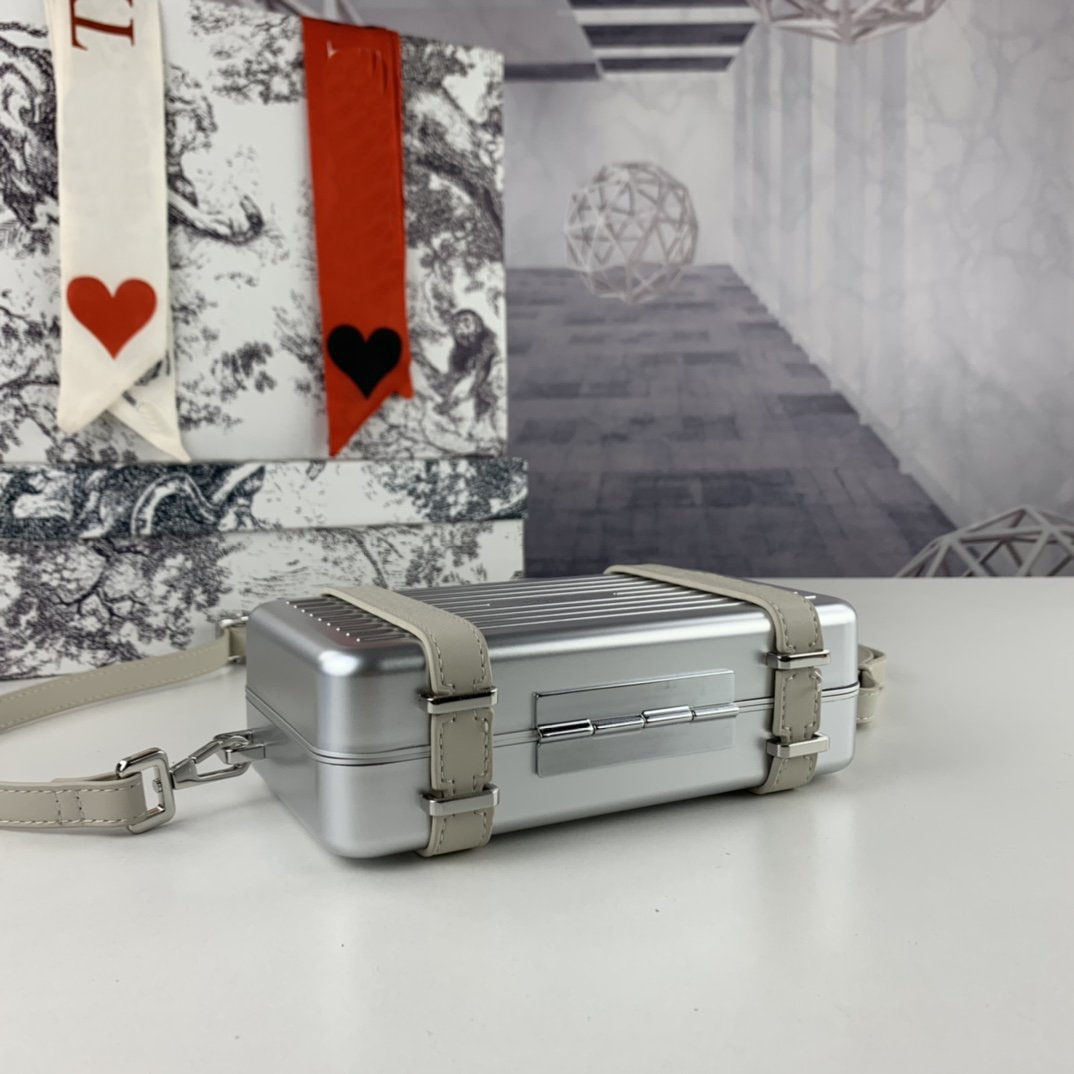 2020 HOT sales Fashion brand luxury shoulder bag designer handbags Brand joint aluminium alloy Luggage styling free shipping
2020 HOT sales Fashion brand luxury shoulder bag designer handbags Brand joint aluminium alloy Luggage styling free shipping