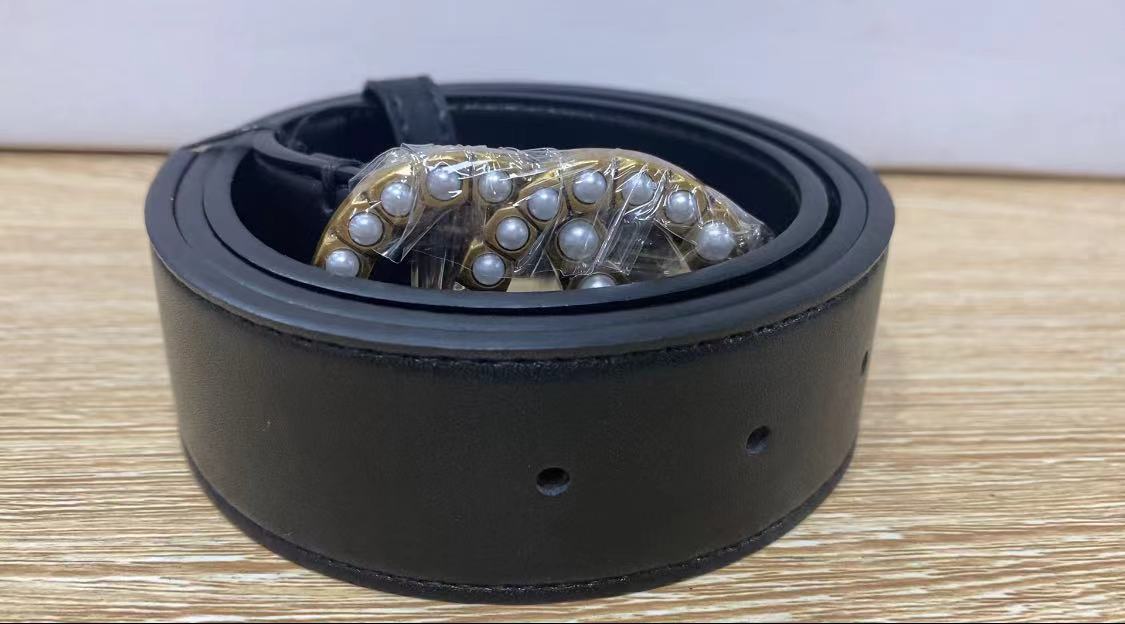 2021 latest women's belt gold buckle leather classic black red white 2.0cm3.0cm3.5cm4.0cm length 90-125cm sent to boutique box333
2021 latest women's belt gold buckle leather classic black red white 2.0cm3.0cm3.5cm4.0cm length 90-125cm sent to boutique box333