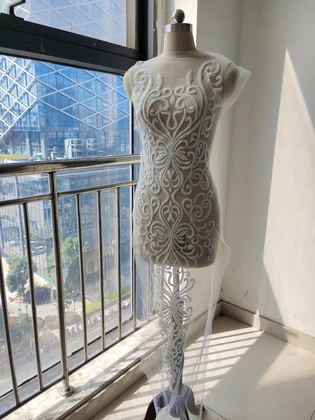 2021 New Dubai Elegant Long Sleeves A-line Wedding Dresses Sheer Crew Neck Lace Appliques Beaded Vestios De Novia Bridal Gowns with Buttons