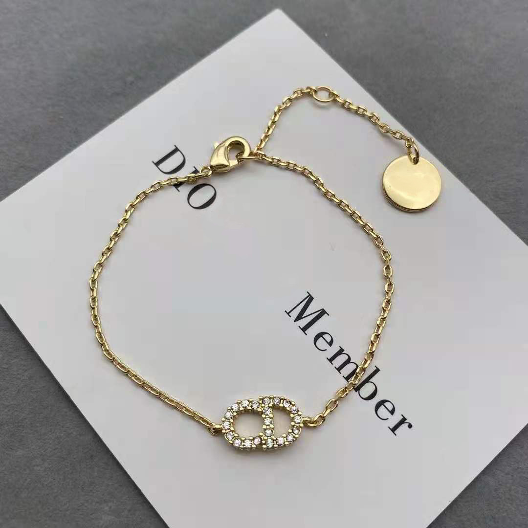 Designer jewelry Bracelet female simple temperament Jewelry letter classic CD full pearl bracelet
Designer jewelry Bracelet female simple temperament Jewelry letter classic CD full pearl bracelet