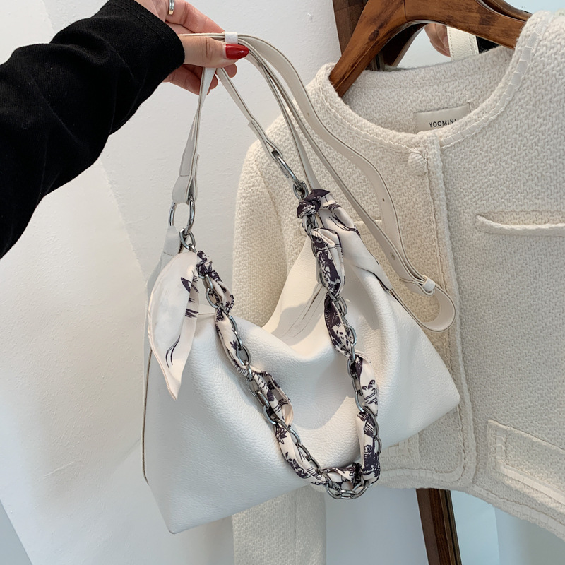 2021 new fashion silk scarf women's bag large capacity soft PU one shoulder handbag, Khaki
2021 new fashion silk scarf women's bag large capacity soft PU one shoulder handbag, Khaki
