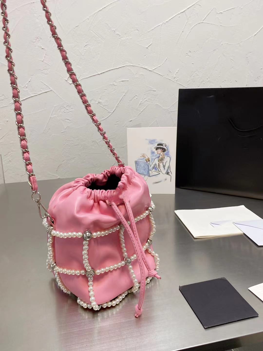 2021 CC Ladies Pearl Bag Fall/Winter Newest Chain Handbag All-match Street Style Fashion Shoulder Backpack
2021 CC Ladies Pearl Bag Fall/Winter Newest Chain Handbag All-match Street Style Fashion Shoulder Backpack