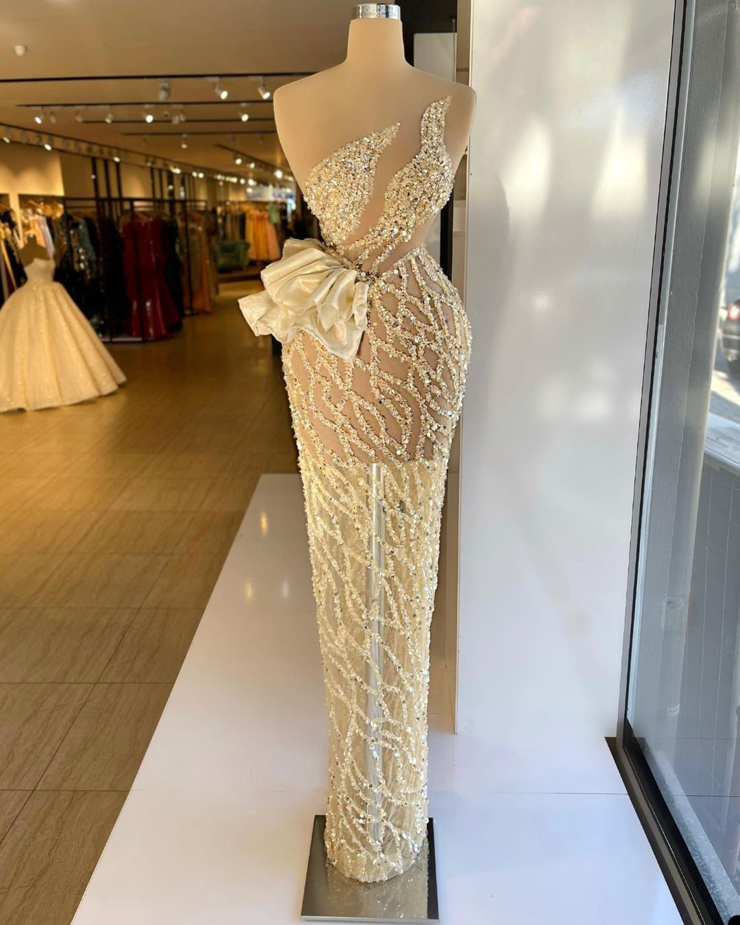 See Through Prom Dresses Sleeveless Sequins Evening Dress Custom Made Lace Appliques Strapless Ruffles Celebrity Party Gown