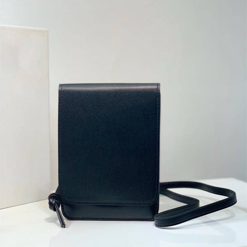 The latest convenient mobile phone bag 21650 Choose high quality smooth calfskin color matching Lined with suede leather Men must pay
The latest convenient mobile phone bag 21650 Choose high quality smooth calfskin color matching Lined with suede leather Men must pay