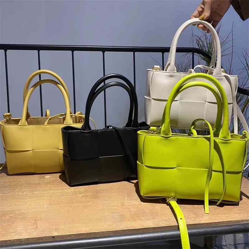 Women Luxurys Designers Bags 2021 fashion small hand woven large capacity leather texture versati Designer Handbag Handbags Totes Crossbody Bag
Women Luxurys Designers Bags 2021 fashion small hand woven large capacity leather texture versati Designer Handbag Handbags Totes Crossbody Bag