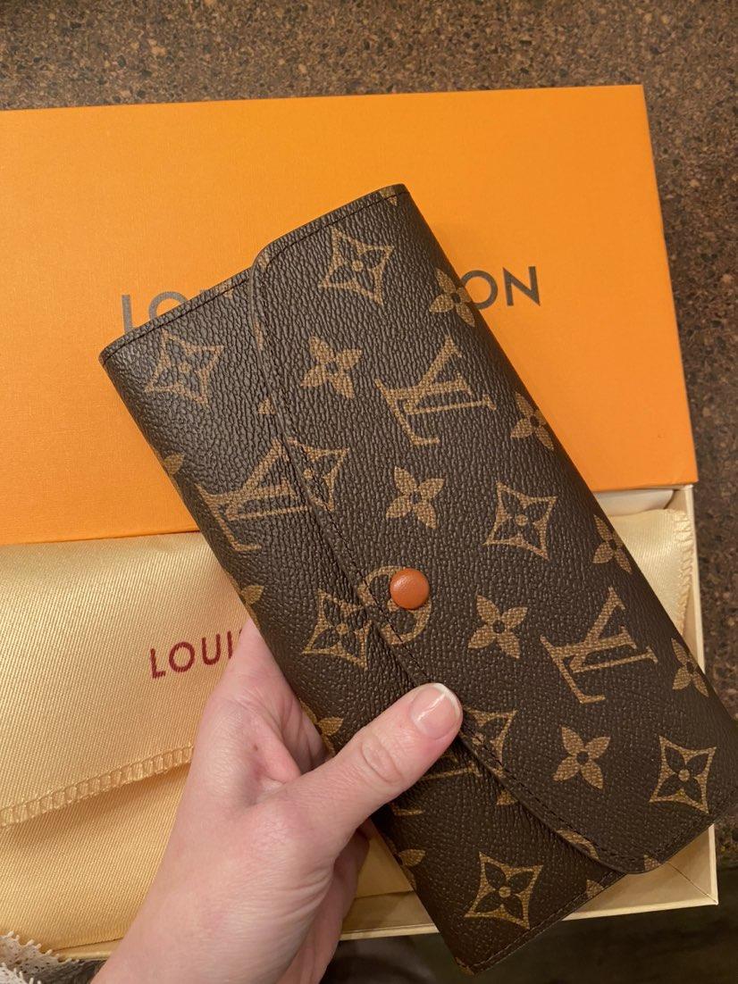 LOUIS VITTON LV colors fashion single zipper pocke men women leather wallet lady ladies long purse with orange box 60136, Red;black
LOUIS VITTON LV colors fashion single zipper pocke men women leather wallet lady ladies long purse with orange box 60136, Red;black