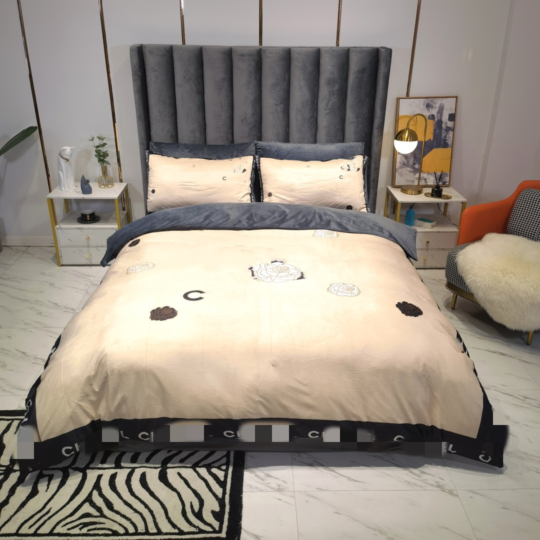 fashion designer bedding sets winter velvet bed sheet duvet cover pillowcases high quality size designers comforter set, Same as pic
fashion designer bedding sets winter velvet bed sheet duvet cover pillowcases high quality size designers comforter set, Same as pic