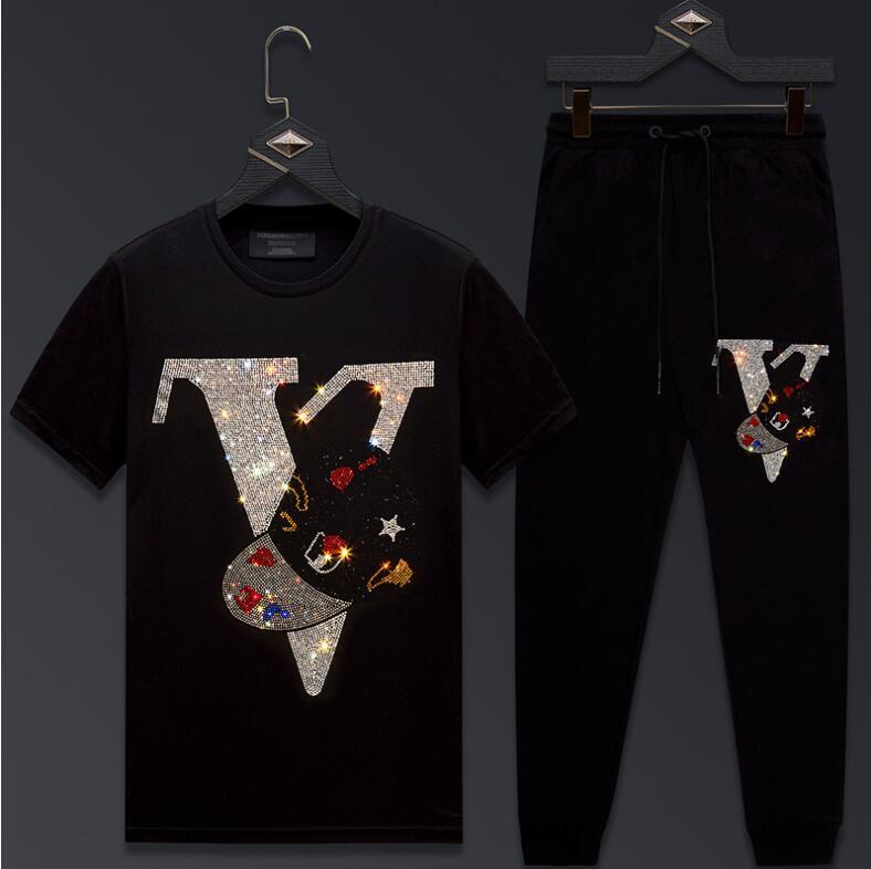 Summer Mens Tracksuit Tops+pants Rhinestones Sport Suit Running Sportswear Diamond Top Pants Sets 2021 New Design Ew81, Color as shown
Summer Mens Tracksuit Tops+pants Rhinestones Sport Suit Running Sportswear Diamond Top Pants Sets 2021 New Design Ew81, Color as shown
