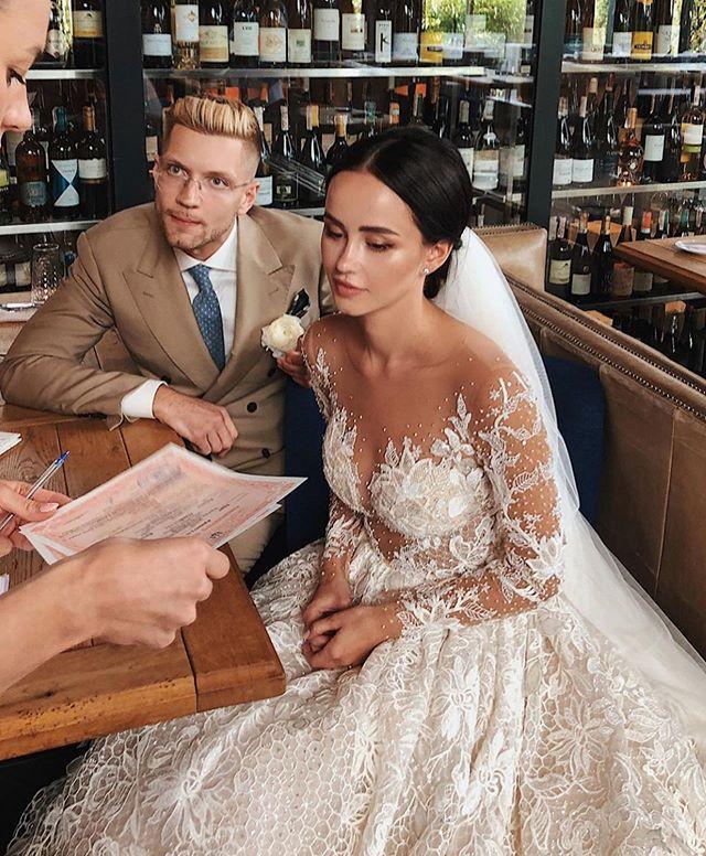 Dresses Lace with Long Sleeves Beaded Scoop Neck Sexy Illusion Covered Buttons Back Custom Chapel Train Country Wedding Gowns