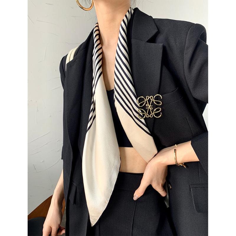 Scarves TOTEME 100% Silk Stripe Wild Temperament Large Square Scarf Classic Two-color Shawl
Scarves TOTEME 100% Silk Stripe Wild Temperament Large Square Scarf Classic Two-color Shawl