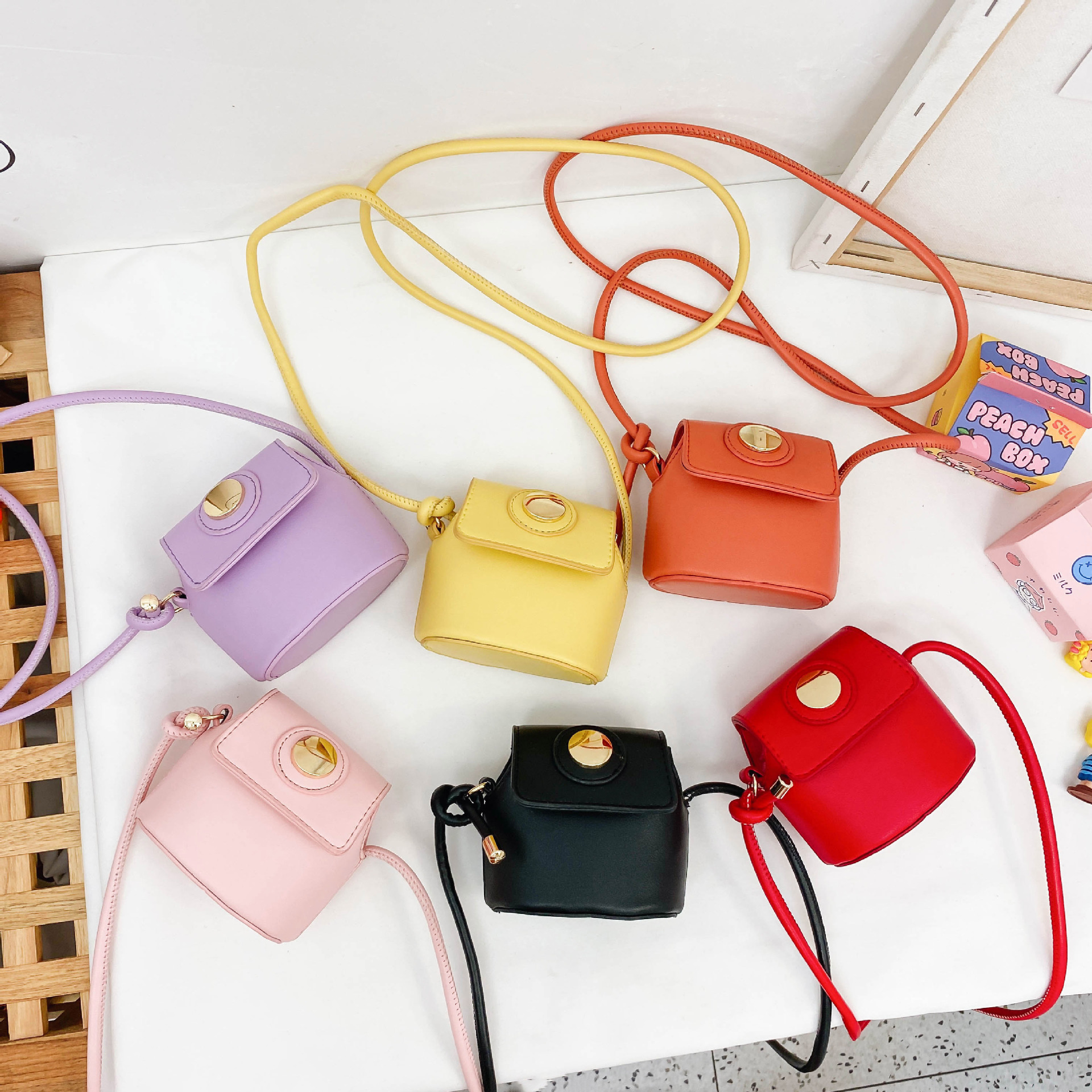 Children candy change purse 2021 trendy girl pure color one shoulder bag boys girls autumn/winter fashion crossbody bucket bags F398, Mix colors random
Children candy change purse 2021 trendy girl pure color one shoulder bag boys girls autumn/winter fashion crossbody bucket bags F398, Mix colors random