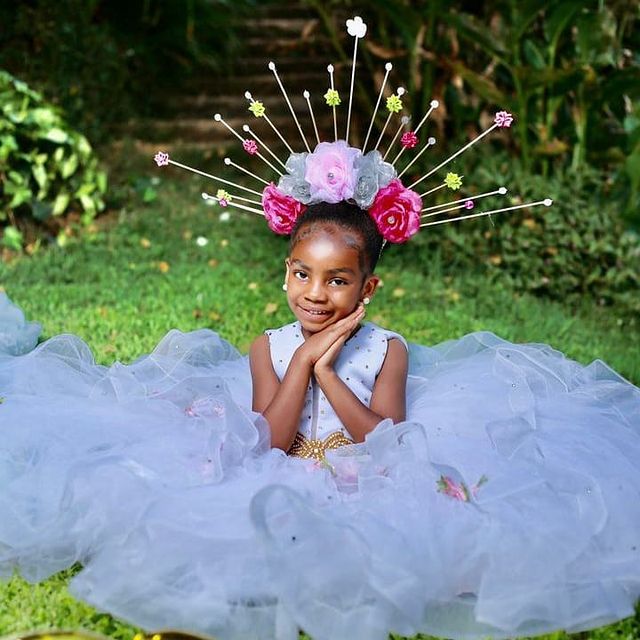 Lace Crystals 2021 Flower Girl Dresses Ball Gown Tiers Tulle Little Girl Wedding Dresses Cheap Communion Pageant Dresses Gowns ZJ737