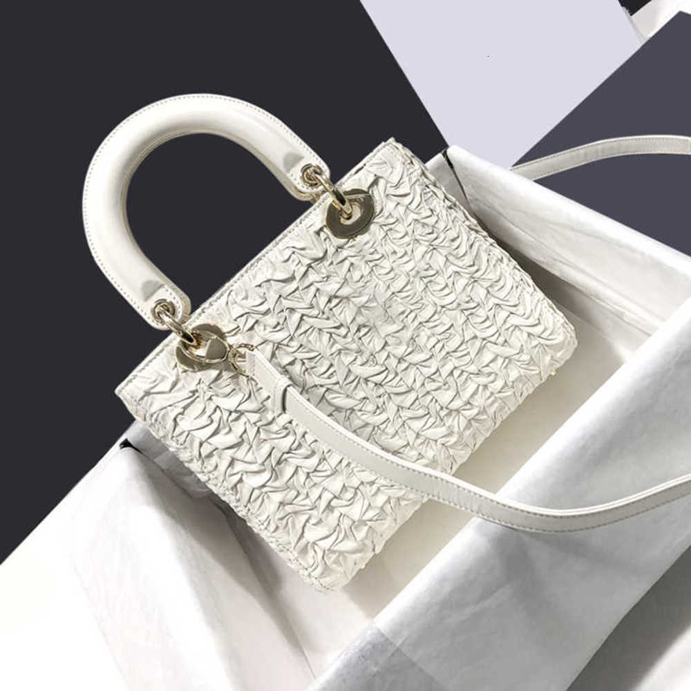 7A+Fashion The new series Five lattice wave crack packets Elegant style and aesthetic feeling With wide thin shoulder straps Genuine Leather bags
7A+Fashion The new series Five lattice wave crack packets Elegant style and aesthetic feeling With wide thin shoulder straps Genuine Leather bags