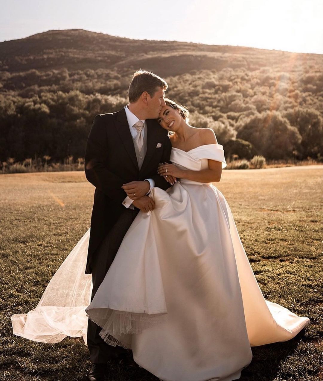 Line Charming A Wedding Dresses Off The Shoulder Neck Custom Made Plus Size Bridal Gowns Sweep Train Satin Robe De Marie