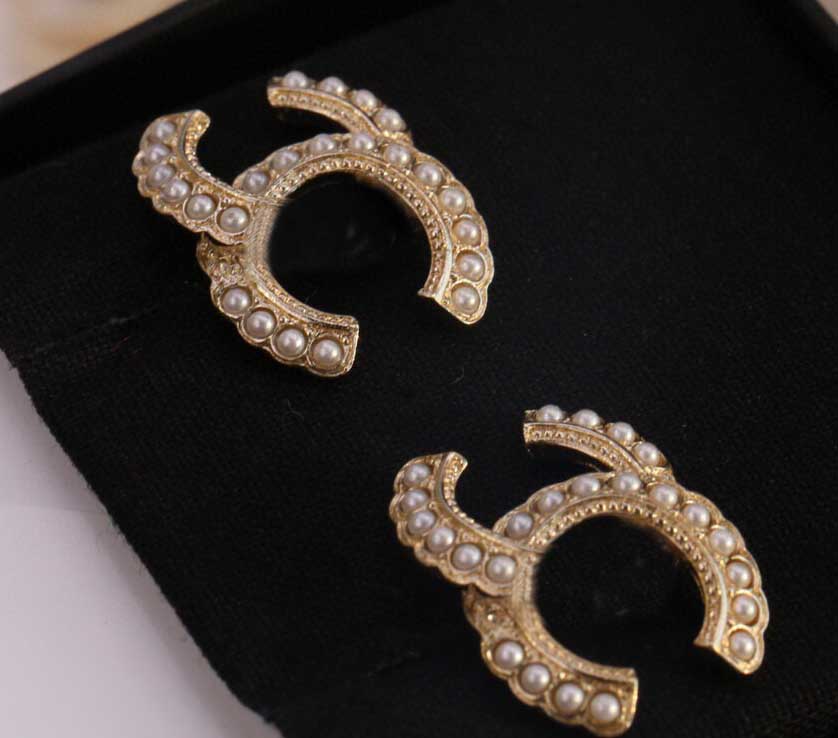 2021 Hot sale Top quality stud earring with pearl for women wedding jewelry gift with box free shipping PS3703
2021 Hot sale Top quality stud earring with pearl for women wedding jewelry gift with box free shipping PS3703