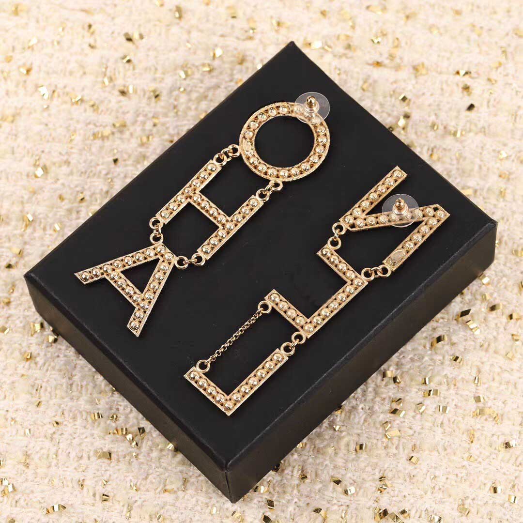 Luxury quality Charm letters with diamond drop earring in 18k gold plated for women and mother wedding jewelry gift have box PS4100
Luxury quality Charm letters with diamond drop earring in 18k gold plated for women and mother wedding jewelry gift have box PS4100