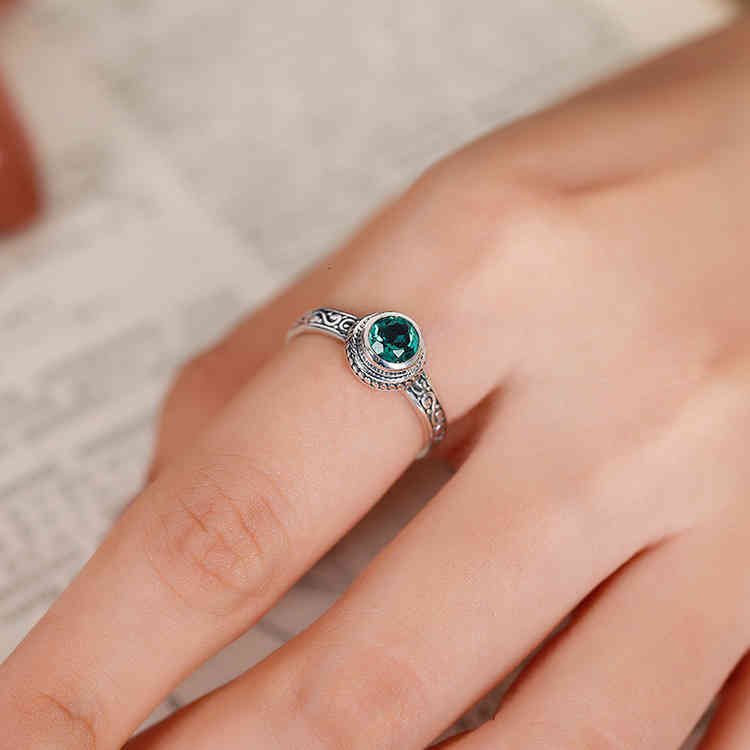 Silverstone Bay S925 Silver Couple Ring Inlaid with Personalized Fashion Green Crystal Baroque Style
