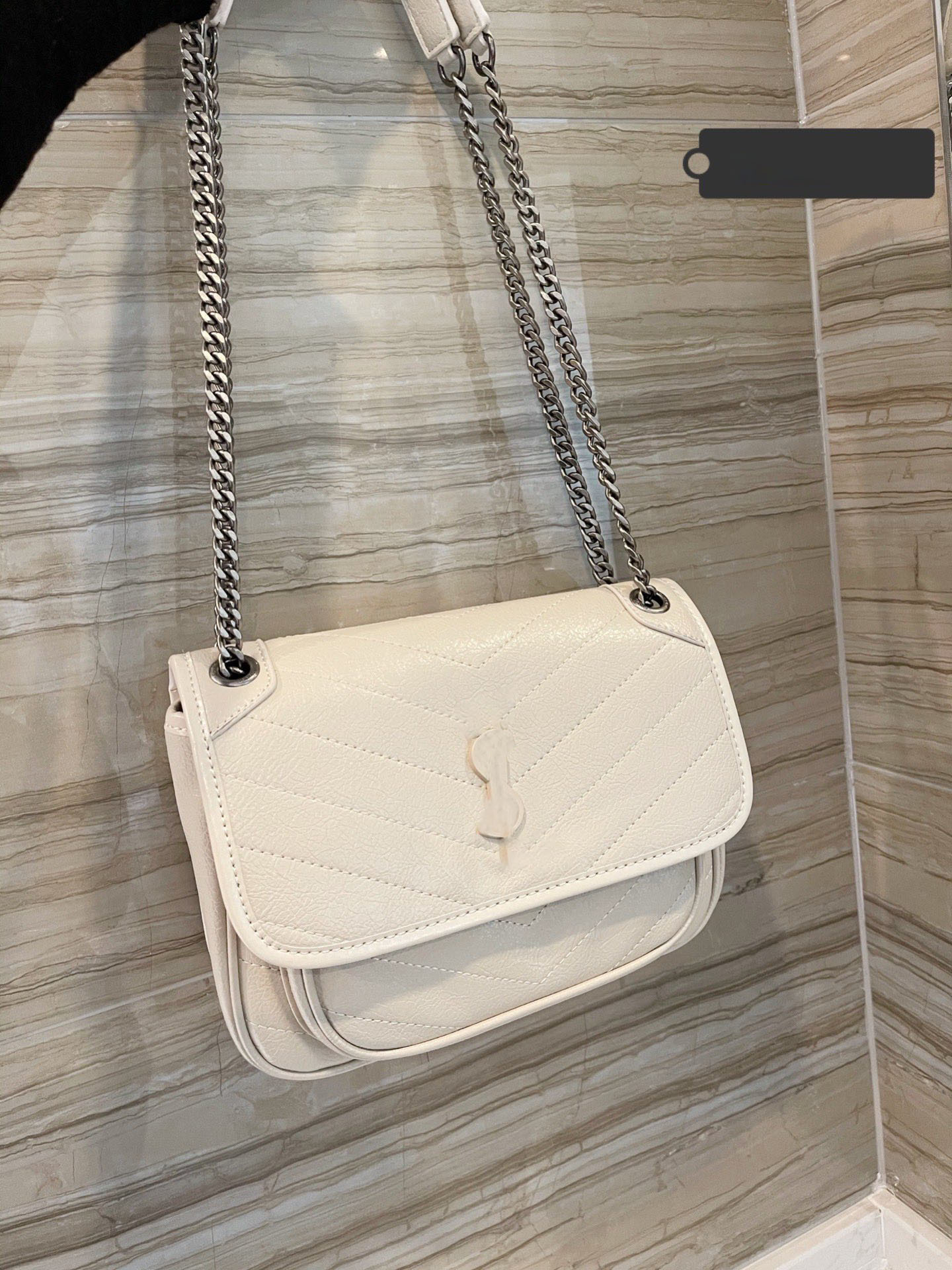 The tasteful style of leather For mobile phones and headphones and other small fashion bags 25cm, Black
The tasteful style of leather For mobile phones and headphones and other small fashion bags 25cm, Black