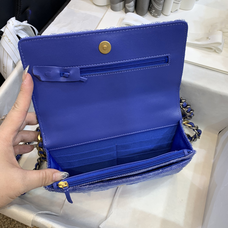 type of lamb skin with bead women bags explosion Chain is very thick The cross arm length good Super beautiful temperament 664545
type of lamb skin with bead women bags explosion Chain is very thick The cross arm length good Super beautiful temperament 664545