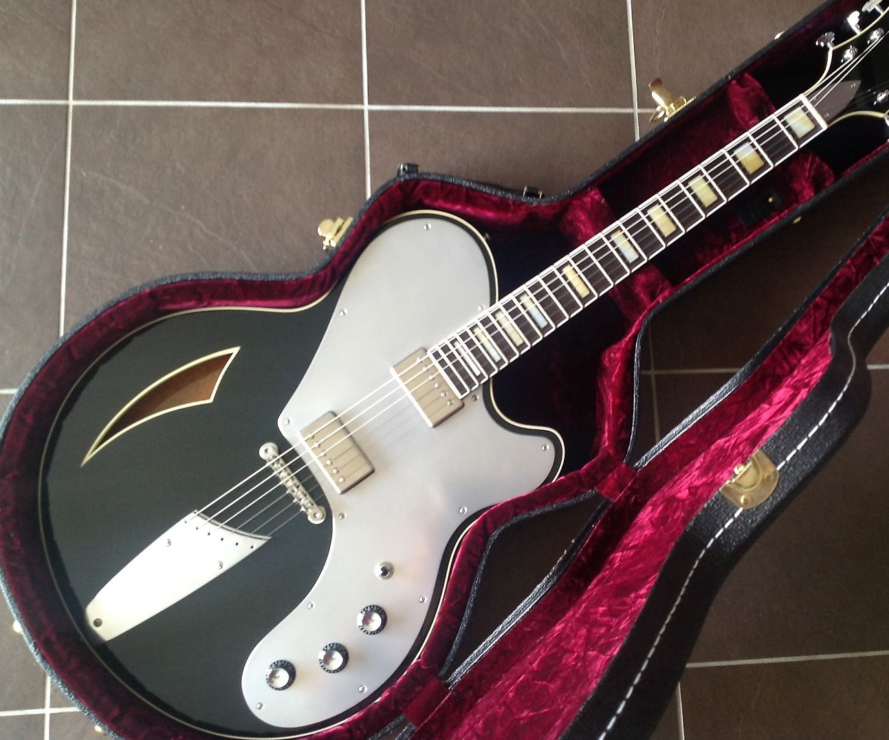 Custom BELAIRE Josh Homme Queens of Stone Black 335 Electric Guitar Motor Semi Hollow Body, Grover Imperial Tuners, Aluminum pickguard & Truss Rod Cover, Chrome Hardware
Custom BELAIRE Josh Homme Queens of Stone Black 335 Electric Guitar Motor Semi Hollow Body, Grover Imperial Tuners, Aluminum pickguard & Truss Rod Cover, Chrome Hardware