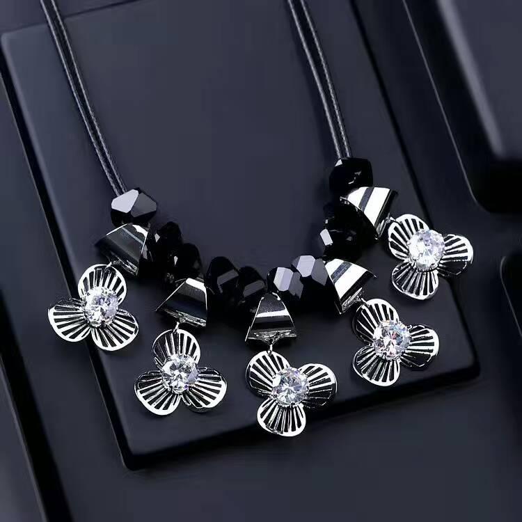 Pendant Necklaces Ladies Zircon Crystal Flower Choker Necklace Black PU Hollow Drop Short Jewelry For Women
Pendant Necklaces Ladies Zircon Crystal Flower Choker Necklace Black PU Hollow Drop Short Jewelry For Women