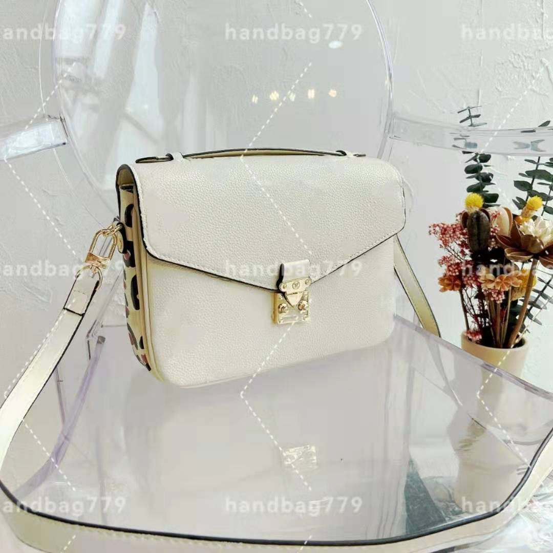 2021 Designer Leopard MEtis crossbody Bag Women FASHION 3D embossed print side design trend shoulder SS21 PVC Envelope woman messenger bags 25cm, 11111111
2021 Designer Leopard MEtis crossbody Bag Women FASHION 3D embossed print side design trend shoulder SS21 PVC Envelope woman messenger bags 25cm, 11111111