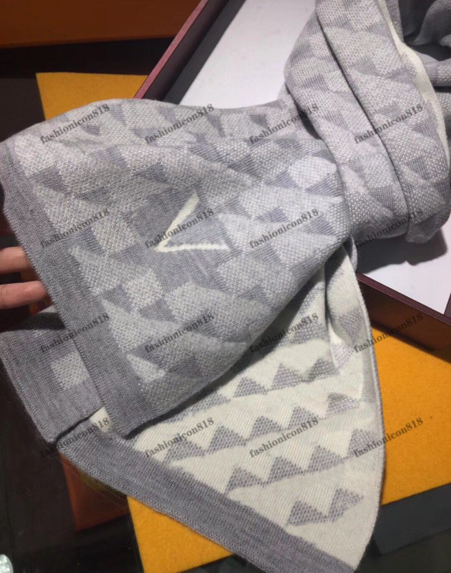 Designer brand Cashmere men manClassic grid style Designer Scarf Shawls Winter Print Satin Square Head women Scarves Big Size 180*30 CM
Designer brand Cashmere men manClassic grid style Designer Scarf Shawls Winter Print Satin Square Head women Scarves Big Size 180*30 CM