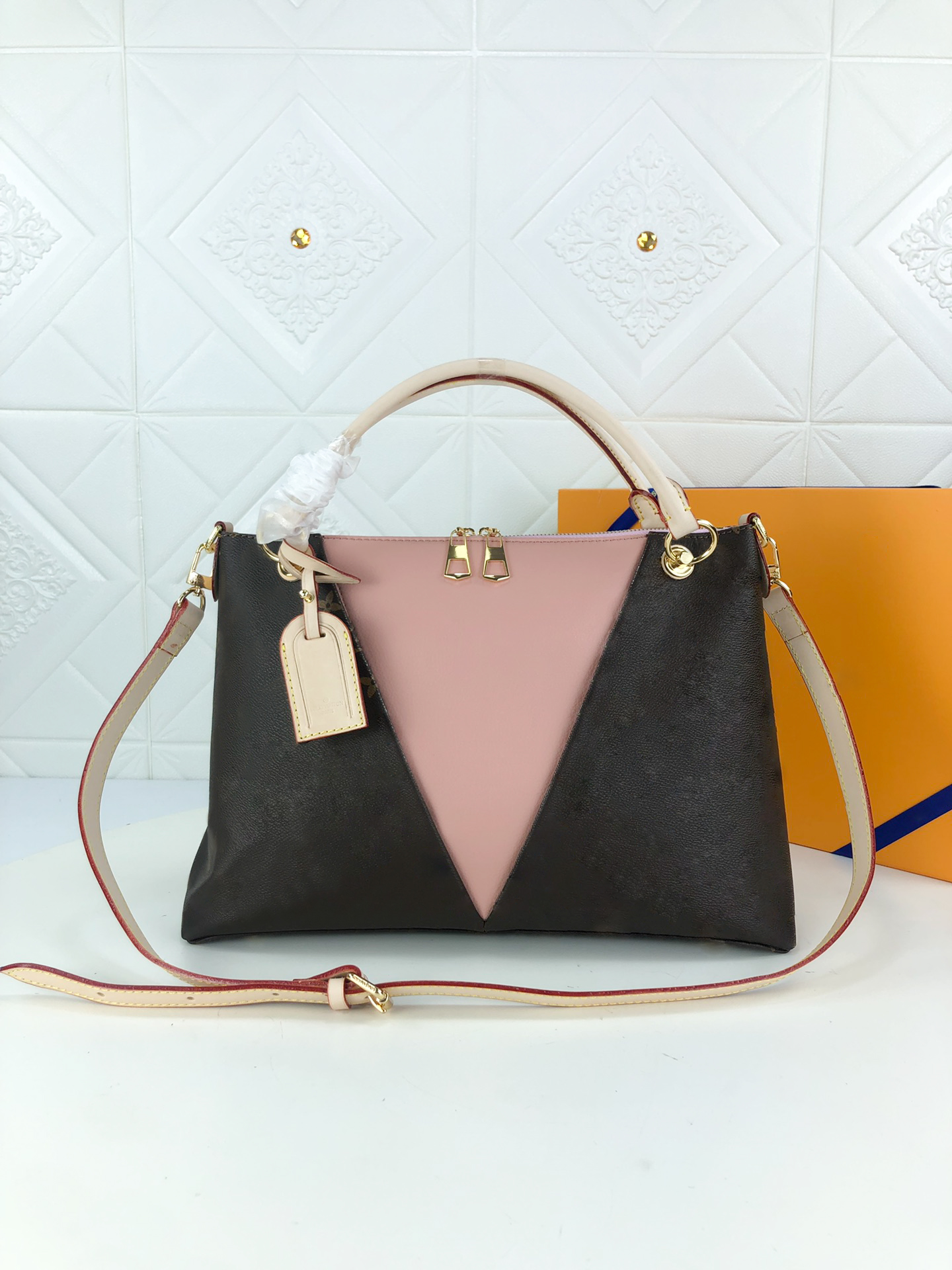M43967 V TOTE BB women handbag shoulderCrossbody bag print letters canvas leather Patchwork Mixed colors removable adjustable strap Zip, Customize
M43967 V TOTE BB women handbag shoulderCrossbody bag print letters canvas leather Patchwork Mixed colors removable adjustable strap Zip, Customize
