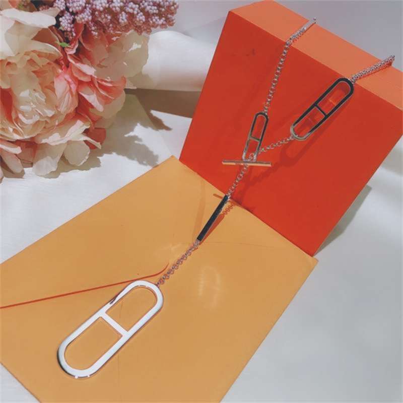 Brand For Women Letter Round H Lock Jewelry S925 Silver Necklace Set France Quality Superior quality luxurious sweater chain 210929
Brand For Women Letter Round H Lock Jewelry S925 Silver Necklace Set France Quality Superior quality luxurious sweater chain 210929