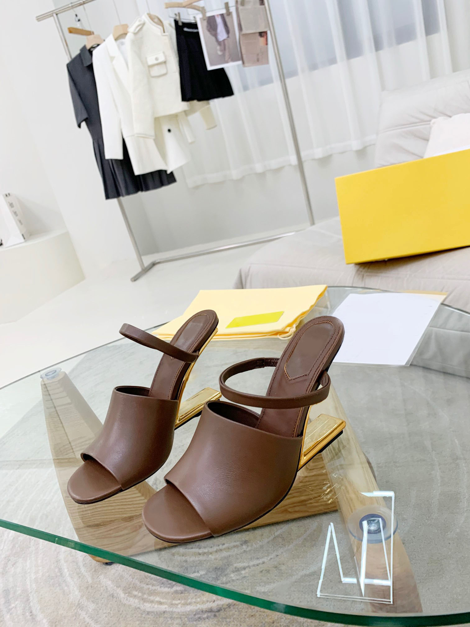 Special shaped heel women's slippers leather 2021 designer shoes factory wholesale package complete size 35-41, Color 1
Special shaped heel women's slippers leather 2021 designer shoes factory wholesale package complete size 35-41, Color 1