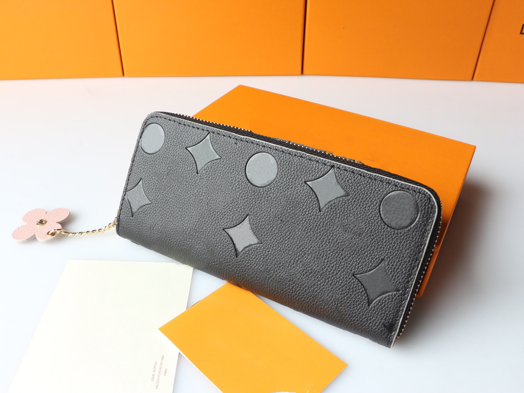 Top Fashion Men and women purses leather designer luxury letters flower pattern chain interlayer hand classic with box SIZE 19-10-2.5cm M80481 481341
Top Fashion Men and women purses leather designer luxury letters flower pattern chain interlayer hand classic with box SIZE 19-10-2.5cm M80481 481341