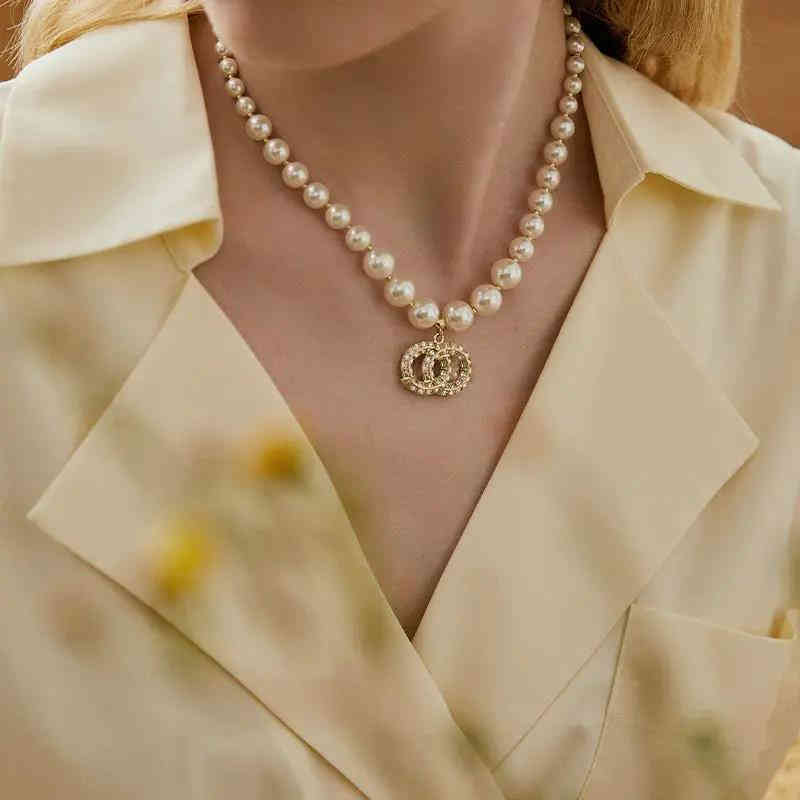 Designer Necklace Charm women's Pearl Necklaces versatile temperament clavicle chain light luxury French European and American personality
Designer Necklace Charm women's Pearl Necklaces versatile temperament clavicle chain light luxury French European and American personality