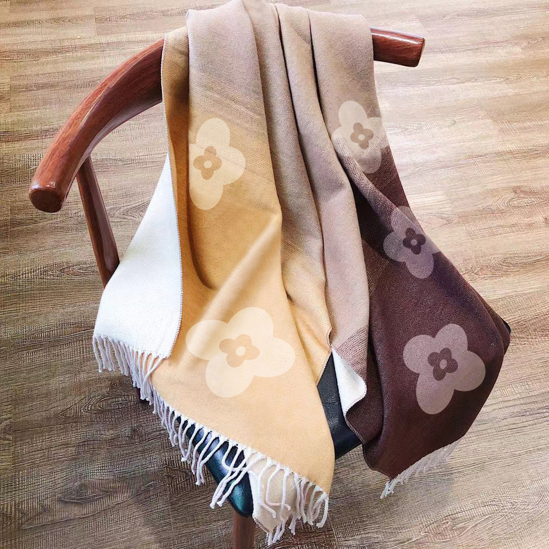 Women Luxury Scarf Big Size Woman Printed embroidery 3style Designer Shawls f Silk Winter Print Foulard Satin Square Head Scarves free ship
Women Luxury Scarf Big Size Woman Printed embroidery 3style Designer Shawls f Silk Winter Print Foulard Satin Square Head Scarves free ship