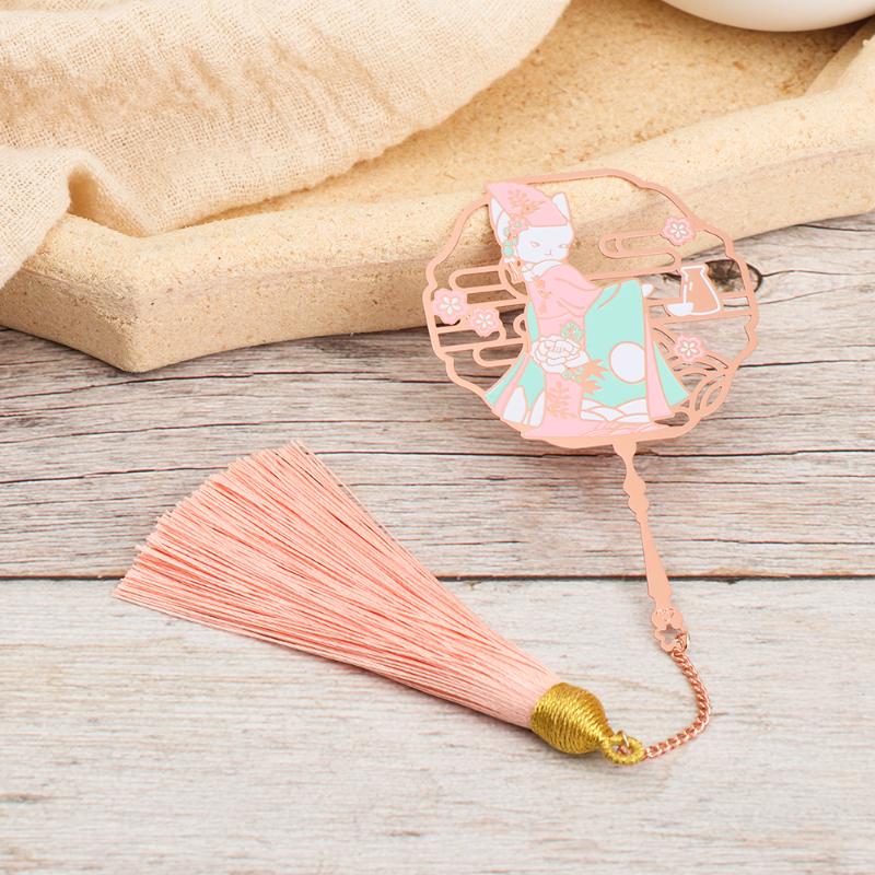 1Pc Chinese Retro Cute Cat Fan Design Brass Bookmark Tasseled Hollowed Book Clip Pagination Mark Stationery School Office Supply
1Pc Chinese Retro Cute Cat Fan Design Brass Bookmark Tasseled Hollowed Book Clip Pagination Mark Stationery School Office Supply