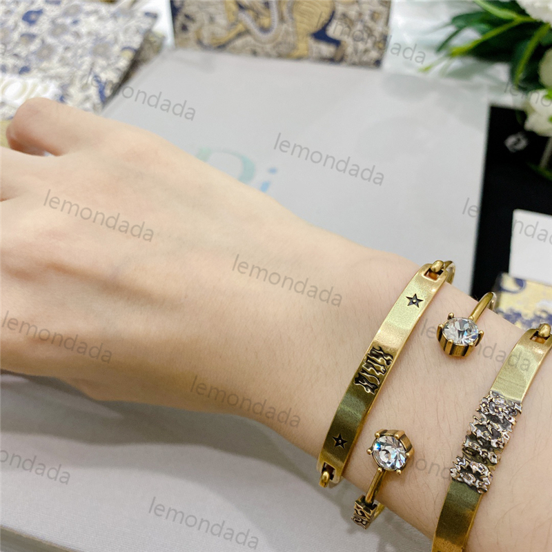 High End Charm Bracelet Luxury Three Piece Bracelets Set Women Shiny Diamond Jewelry Classic Letter Ornaments Party Jewelrys
High End Charm Bracelet Luxury Three Piece Bracelets Set Women Shiny Diamond Jewelry Classic Letter Ornaments Party Jewelrys