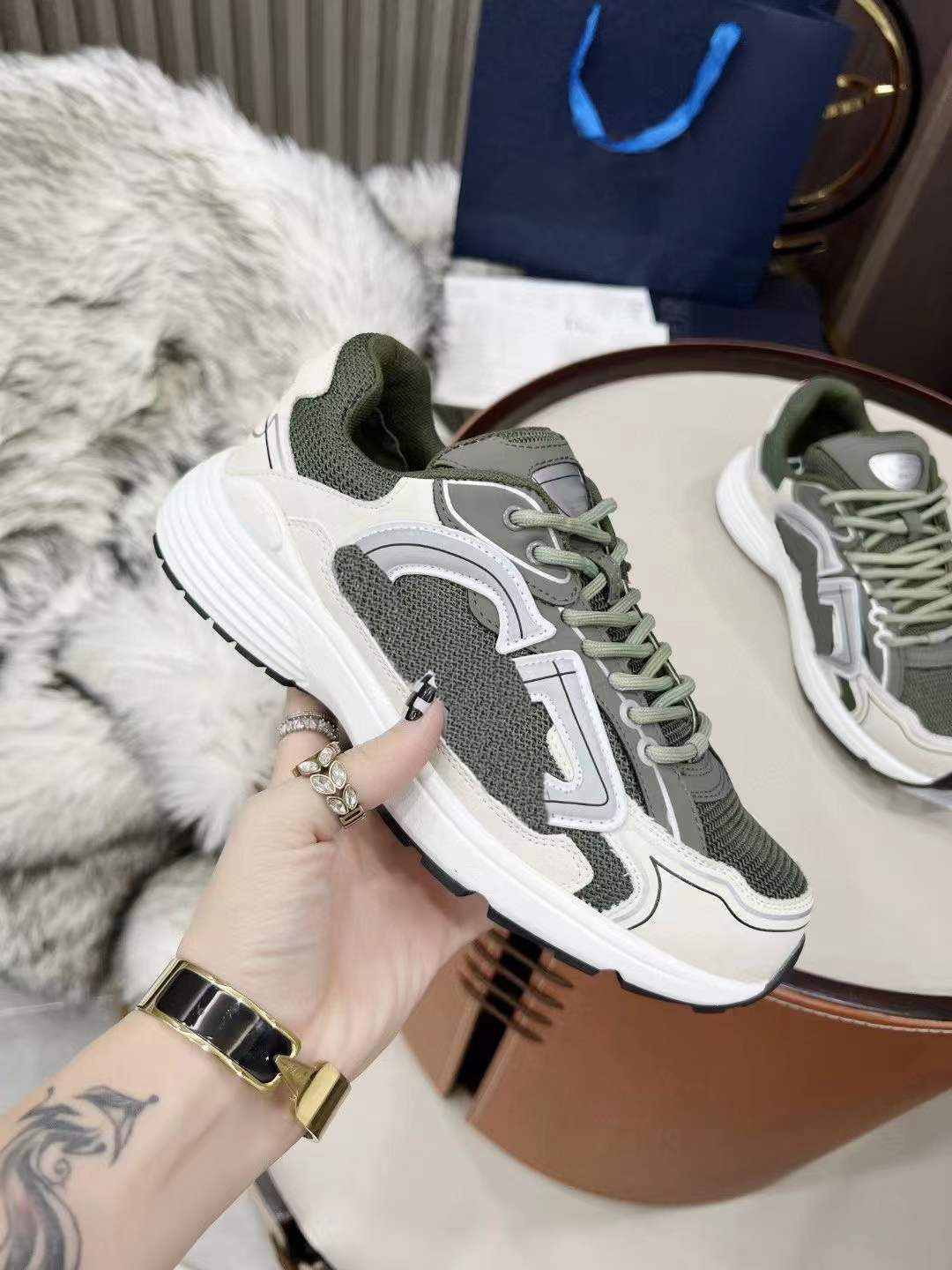 b30 Designers Casual Shoes Grey Technical Mesh Calfskin Vintage Chunky Sneakers Runner Trainers Lace-up HOMME Designer Sneaker size35-45, Black
b30 Designers Casual Shoes Grey Technical Mesh Calfskin Vintage Chunky Sneakers Runner Trainers Lace-up HOMME Designer Sneaker size35-45, Black