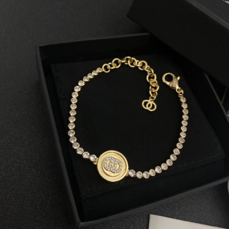 Luxurys Designers womens Charm Bracelets Necklace earrings ring Leisure fashion Bracelet gift giving hight quality Jewelry Set good nice
Luxurys Designers womens Charm Bracelets Necklace earrings ring Leisure fashion Bracelet gift giving hight quality Jewelry Set good nice