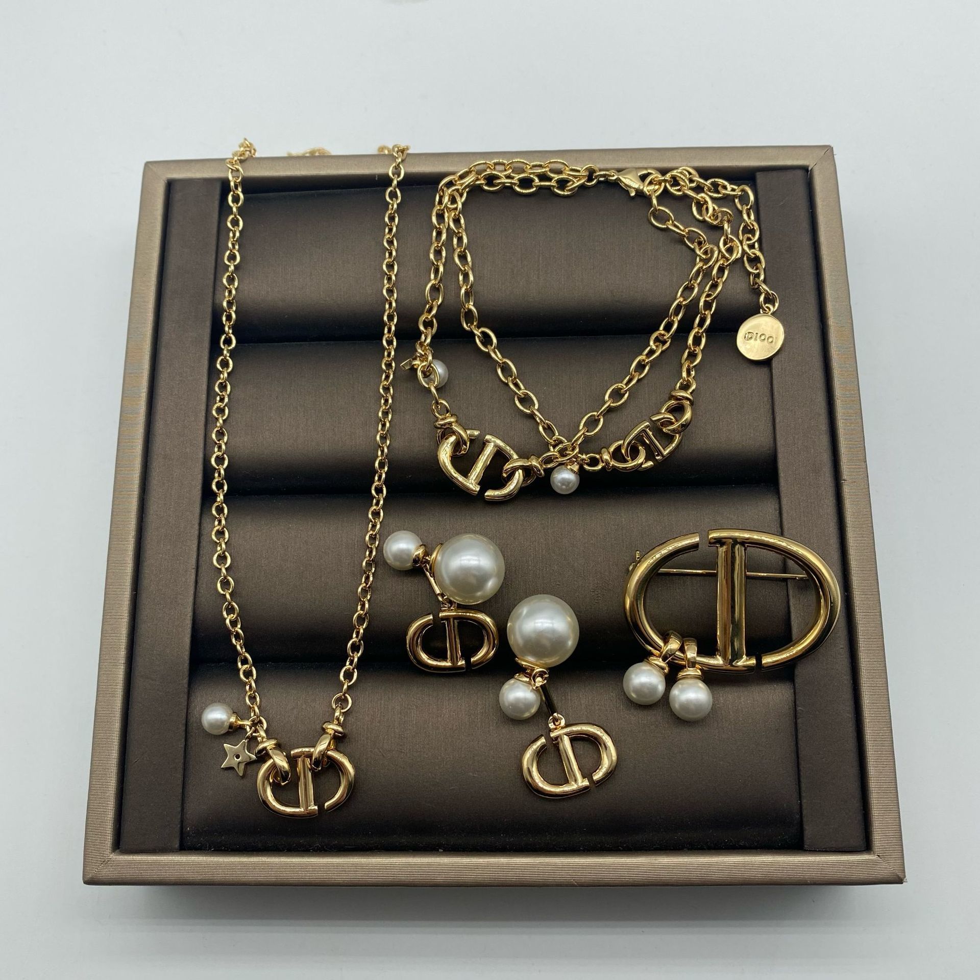 D home / Dijia new CD letter pearl Fashion Brooch women's double chain simple temperament Necklace Earrings, Silver
D home / Dijia new CD letter pearl Fashion Brooch women's double chain simple temperament Necklace Earrings, Silver