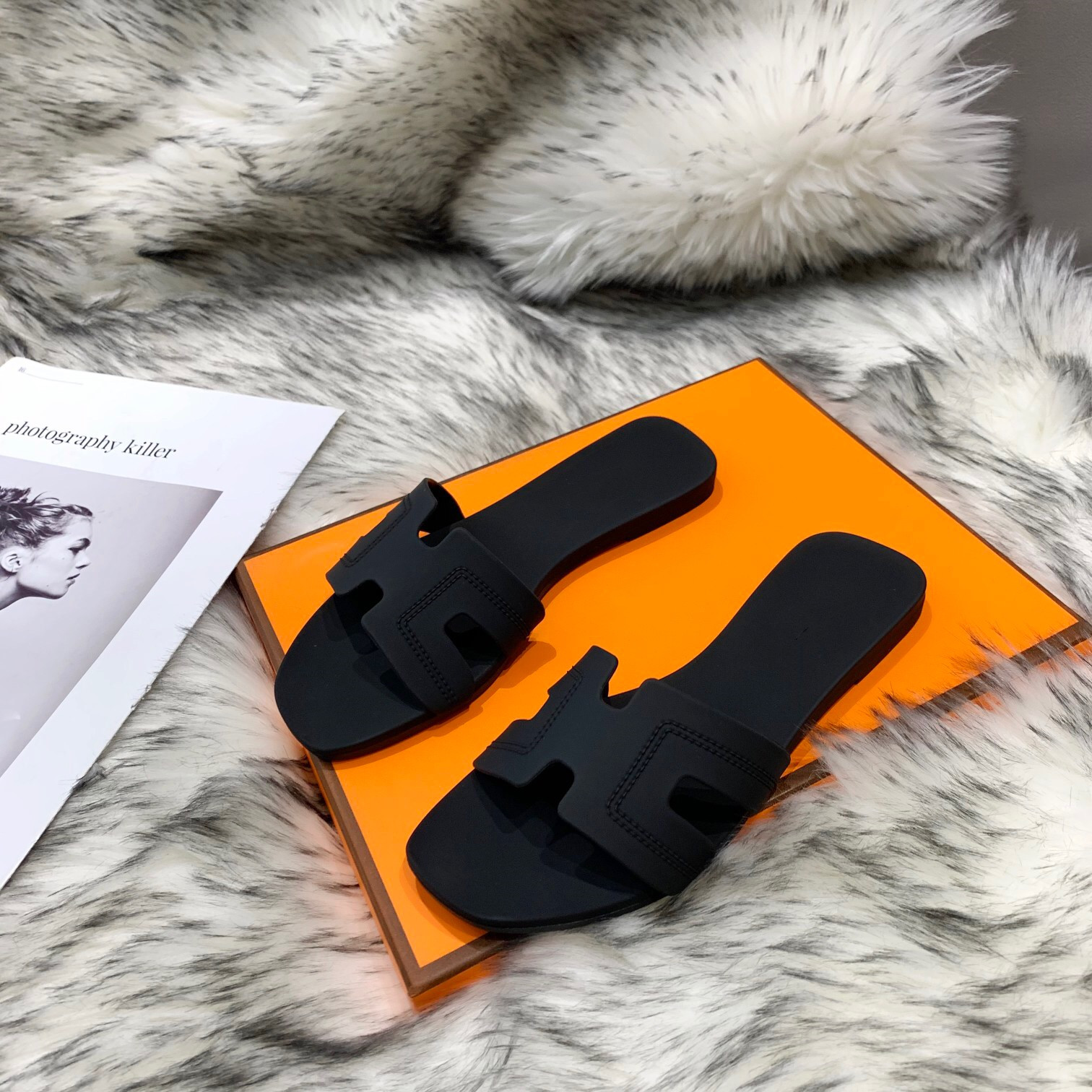 Top High quality Leather Slippers Women Summer Fashion Must have Home Non slip Wear resistant Flat bottom Lazy Shoes Large Size With Box, Black
Top High quality Leather Slippers Women Summer Fashion Must have Home Non slip Wear resistant Flat bottom Lazy Shoes Large Size With Box, Black