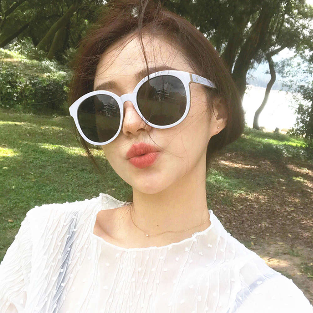 female Korean version Chaoyuan Sufeng Street big student Sunglasses White frame glasses round thin face
female Korean version Chaoyuan Sufeng Street big student Sunglasses White frame glasses round thin face
