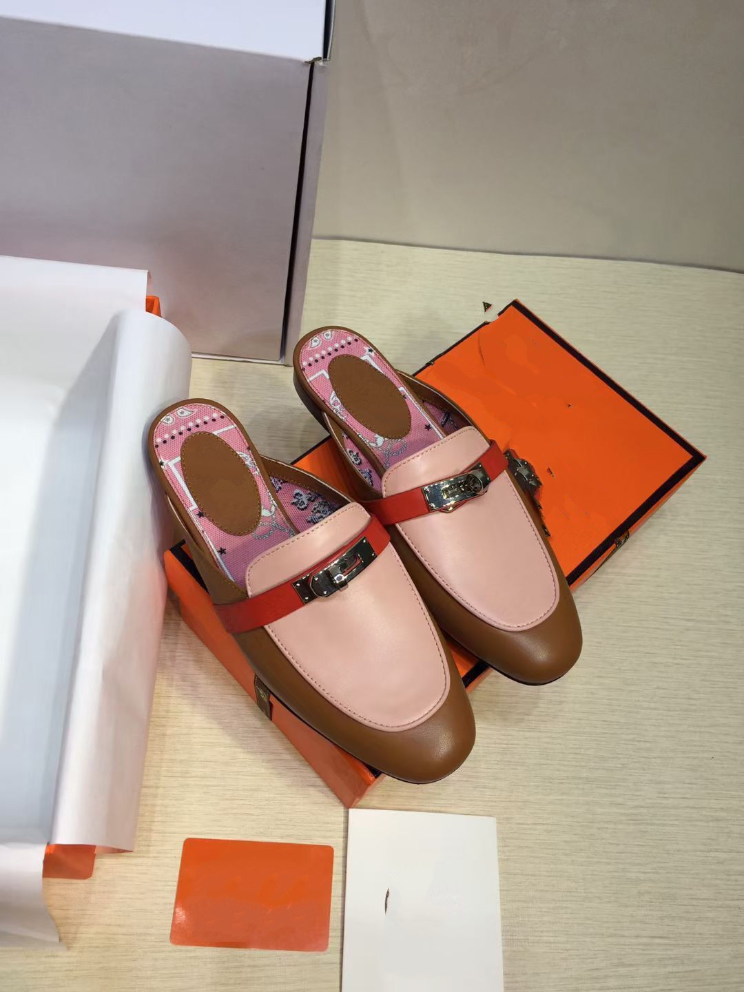 21ssWomen Flat Fisherman Classical Leather Half Drag 3D Casual Shoes Designer Letter Slippers Flip Flop Slides mjk005
21ssWomen Flat Fisherman Classical Leather Half Drag 3D Casual Shoes Designer Letter Slippers Flip Flop Slides mjk005