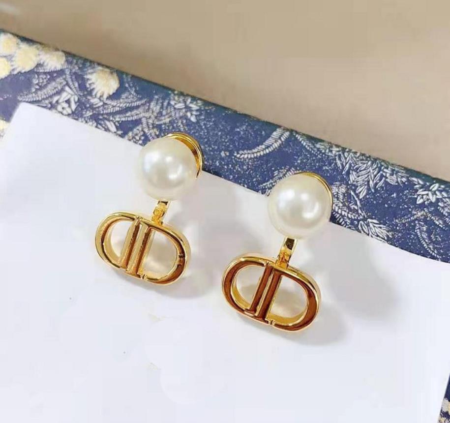 2020 new d house letter retro Pearl Earrings S925 silver needle fashion simple front and rear pearl earrings earrings
2020 new d house letter retro Pearl Earrings S925 silver needle fashion simple front and rear pearl earrings earrings