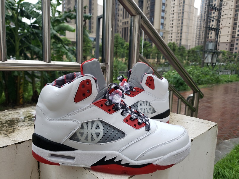 Quai 54 men Basketball Shoes DD0587-600 5 Raging Bull high quality 5s red outdoor Sneakers size 7~13 With Box
Quai 54 men Basketball Shoes DD0587-600 5 Raging Bull high quality 5s red outdoor Sneakers size 7~13 With Box