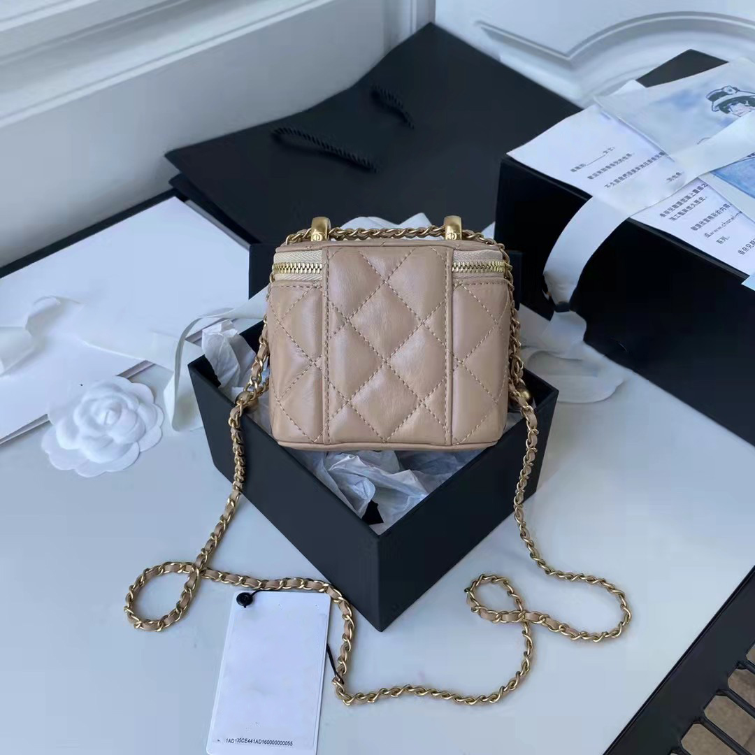 Ladies leather bag 7A high-end custom quality single shoulder across the hip casual designer 002
Ladies leather bag 7A high-end custom quality single shoulder across the hip casual designer 002