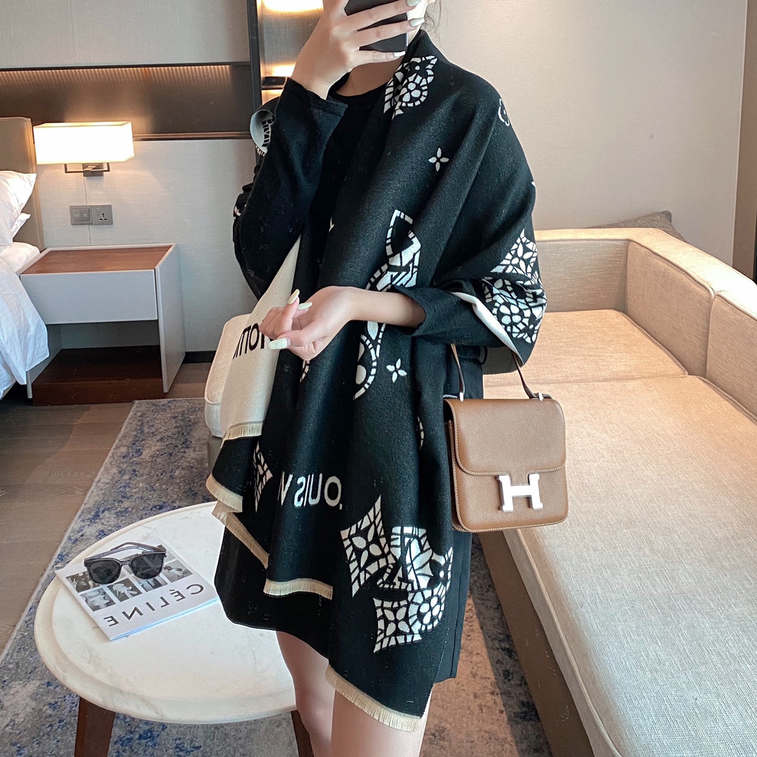 5Colors 180*70cm Monogram Pattern Old Flowers Cashmere Scarves Luxury Autumn Winter Warm Brand L Designer V Letters Scarfs for Ladies Scarf Fashion Women Pashmina
5Colors 180*70cm Monogram Pattern Old Flowers Cashmere Scarves Luxury Autumn Winter Warm Brand L Designer V Letters Scarfs for Ladies Scarf Fashion Women Pashmina